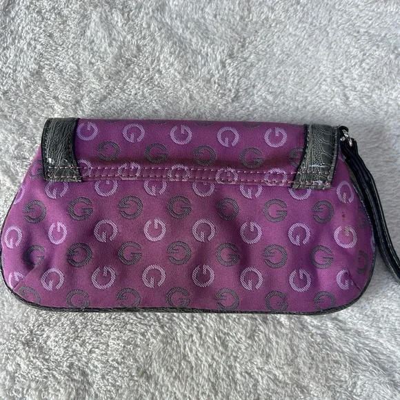 Gorgeous Guess Y2K Wristlet Handbag Clutch Metal Hardware - Picture 2 of 4